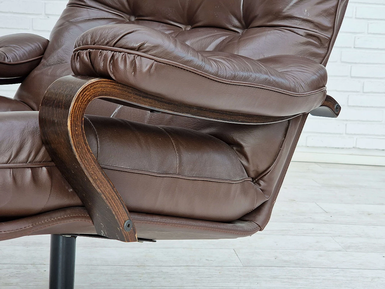 Coppia di poltrone girevoli danesi in pelle marrone e acciaio, anni '70 11