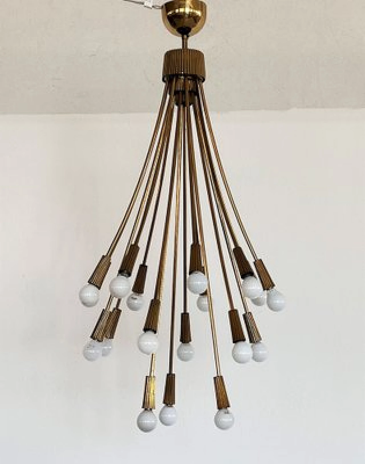 Lampadario in ottone a diciotto luci, anni '70 9