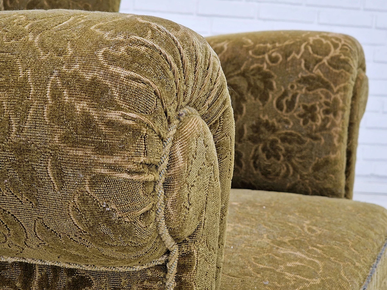 Poltrona danese in tessuto verde con molle in ottone, anni '50 3