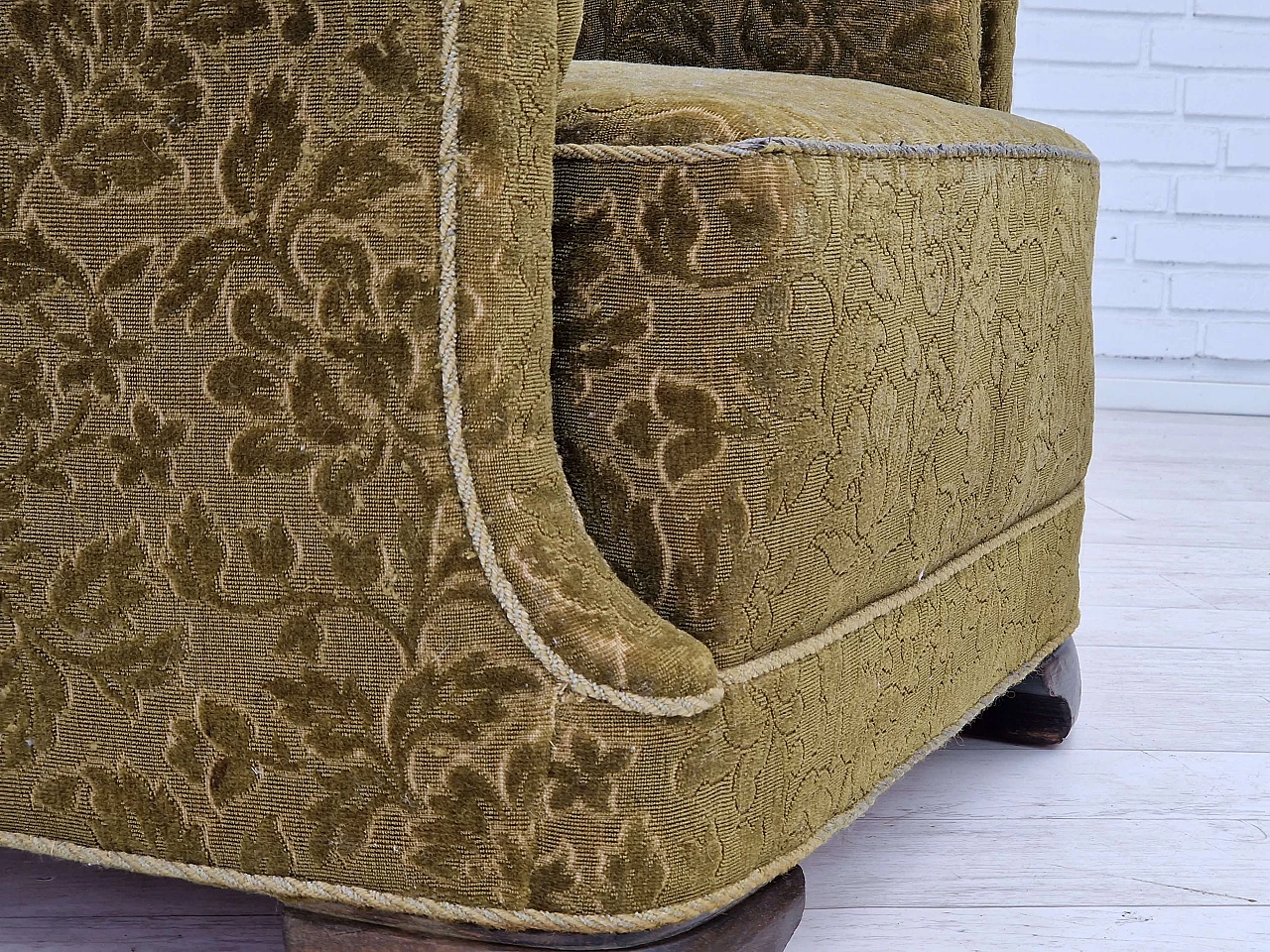 Poltrona danese in tessuto verde con molle in ottone, anni '50 4