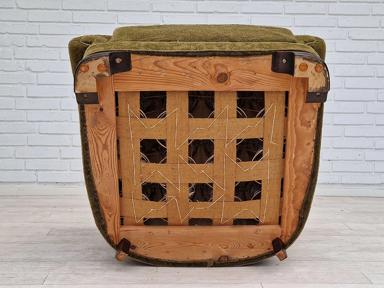 Poltrona danese in tessuto verde con molle in ottone, anni '50 14