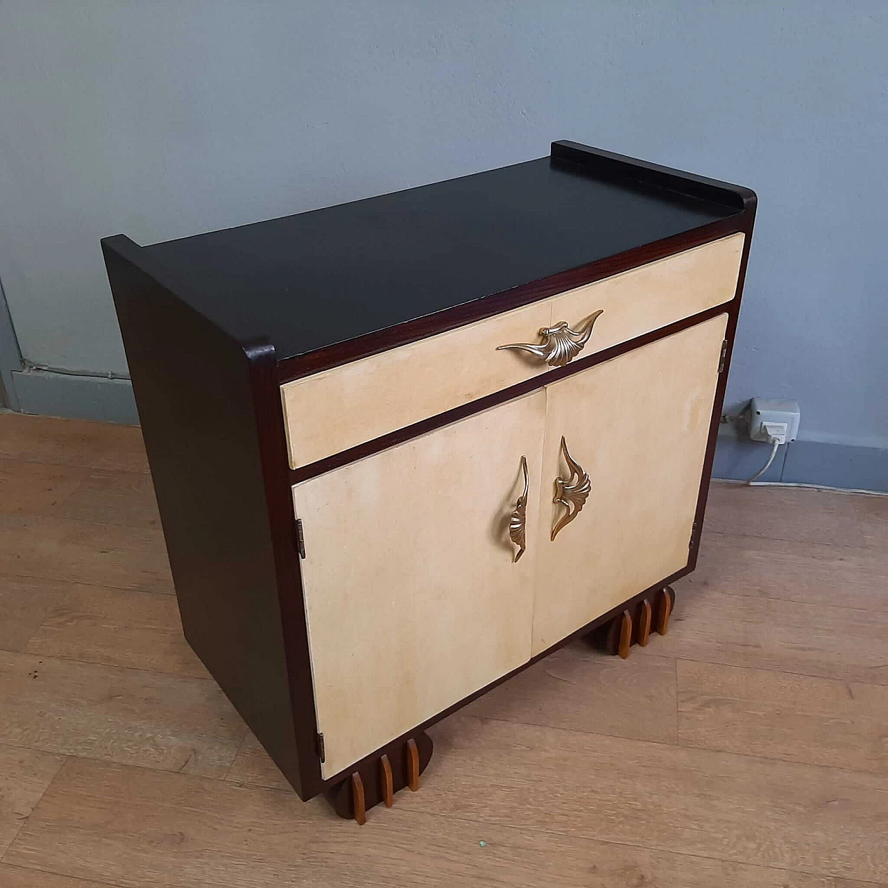 Credenza in legno nero e pergamena di Casa Moderna Genova, anni '40 5