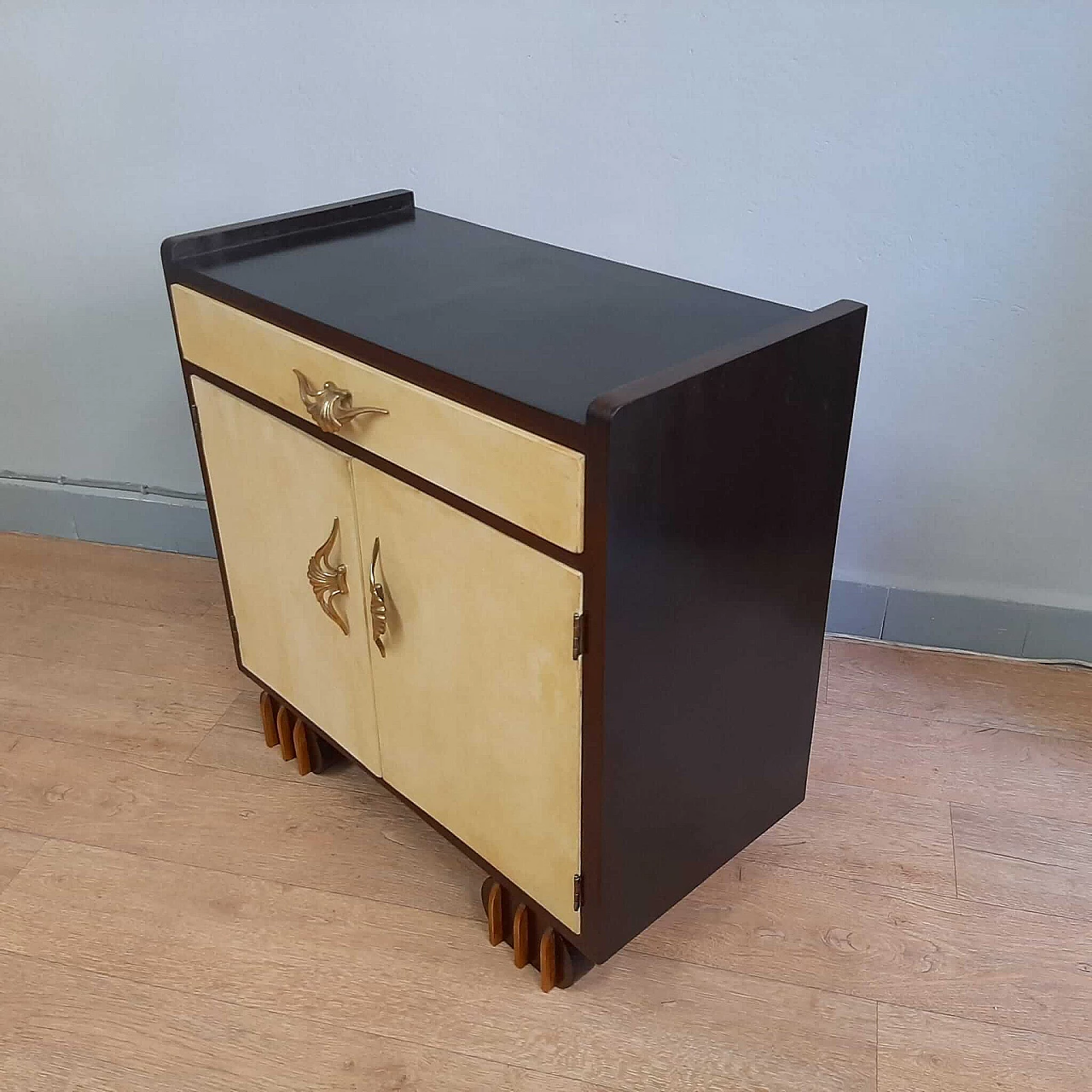 Credenza in legno nero e pergamena di Casa Moderna Genova, anni '40 9