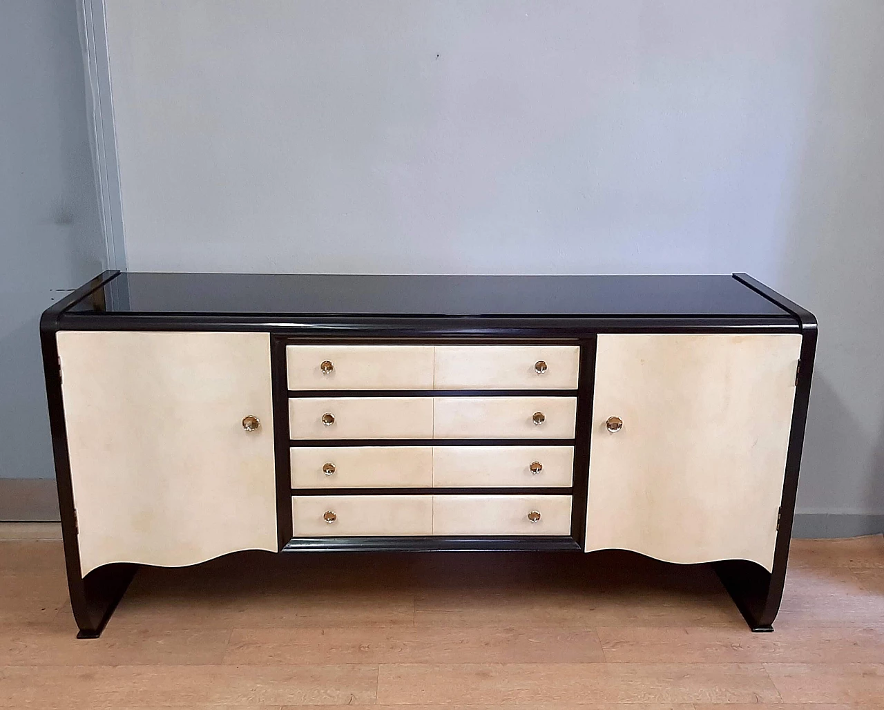 Credenza Art Deco in legno nero e pergamena nello stile di Osvaldo Borsani, anni '40 1