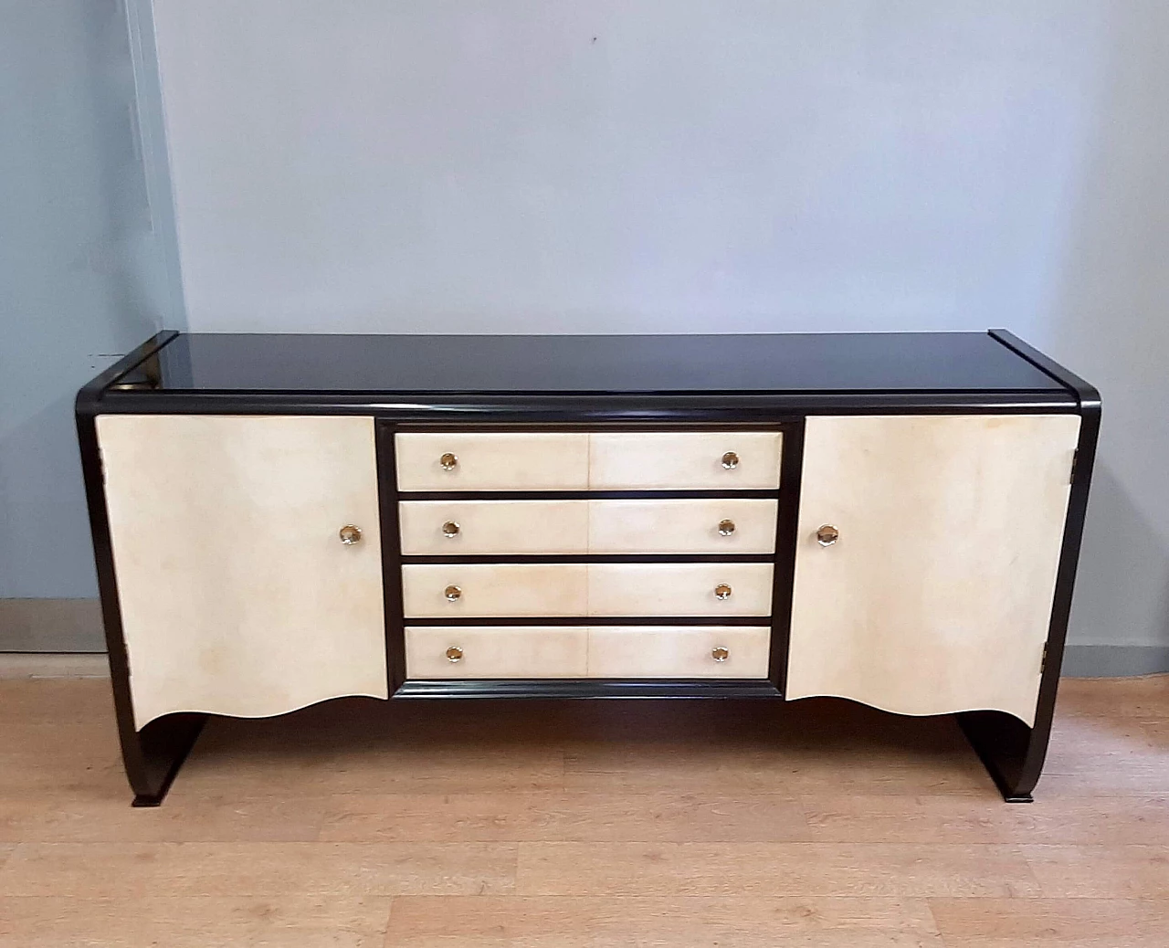 Credenza Art Deco in legno nero e pergamena nello stile di Osvaldo Borsani, anni '40 2