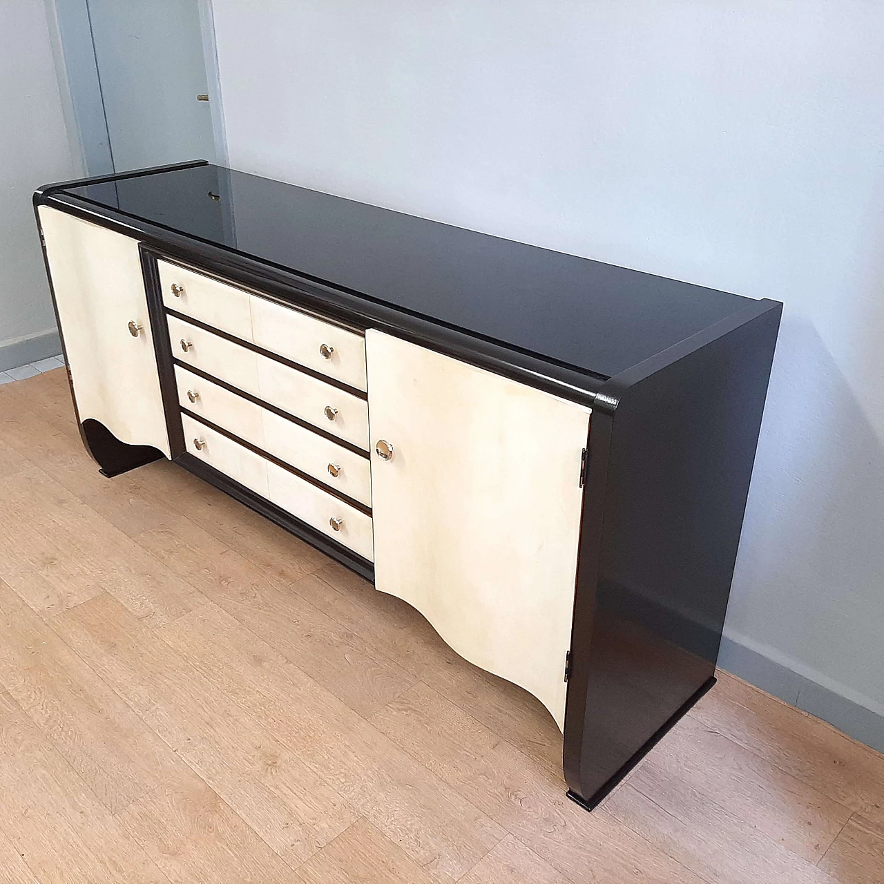 Credenza Art Deco in legno nero e pergamena nello stile di Osvaldo Borsani, anni '40 3