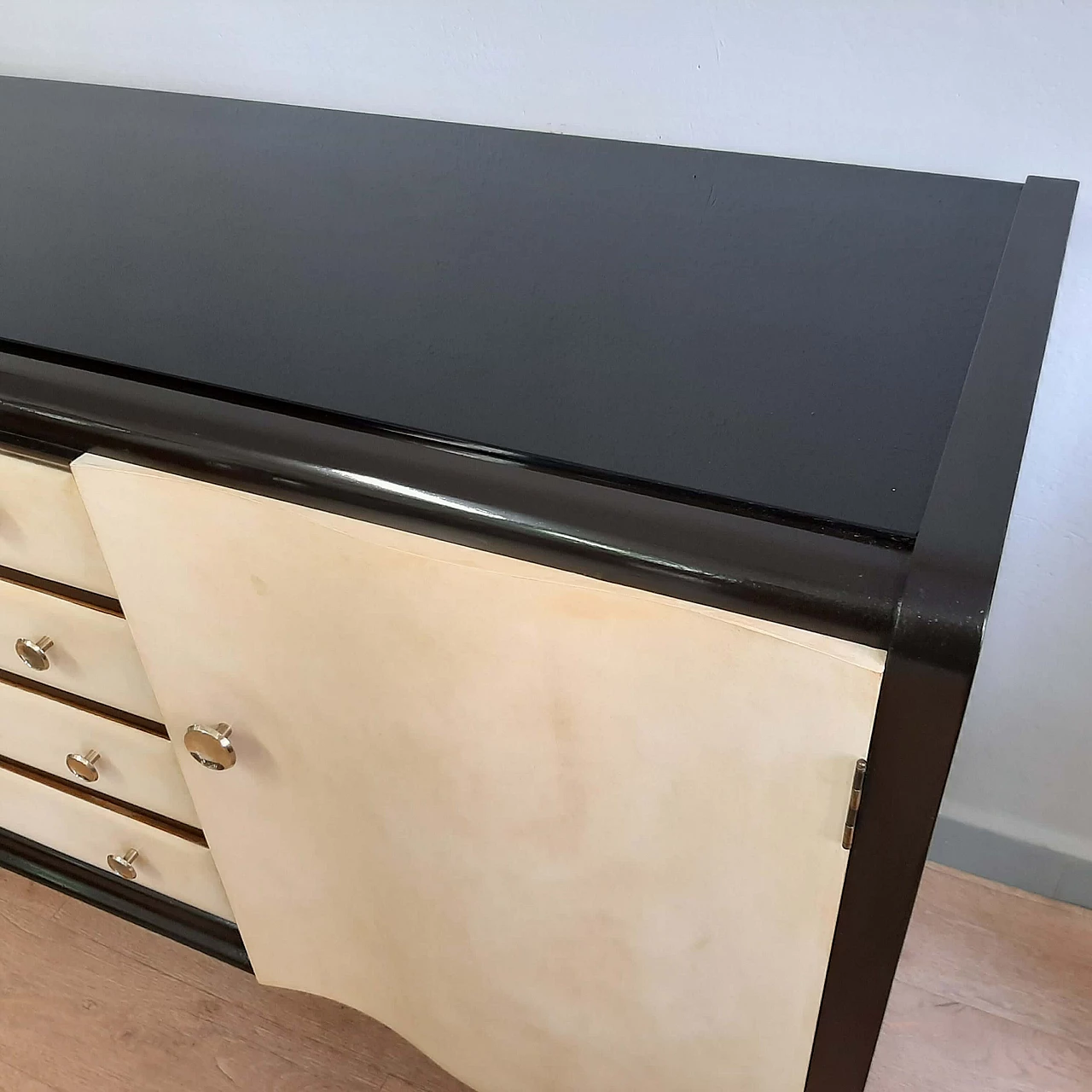 Credenza Art Deco in legno nero e pergamena nello stile di Osvaldo Borsani, anni '40 4