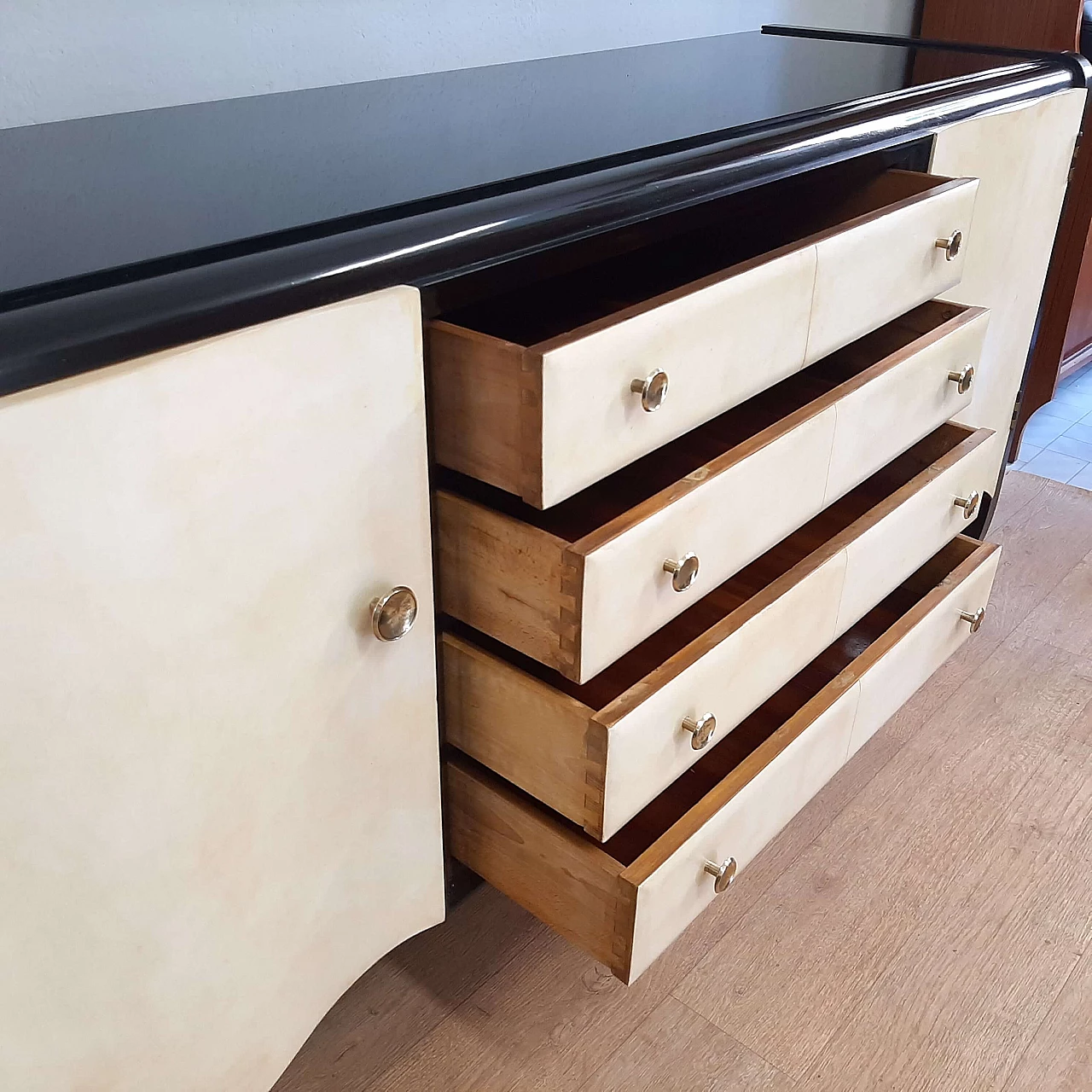 Credenza Art Deco in legno nero e pergamena nello stile di Osvaldo Borsani, anni '40 5