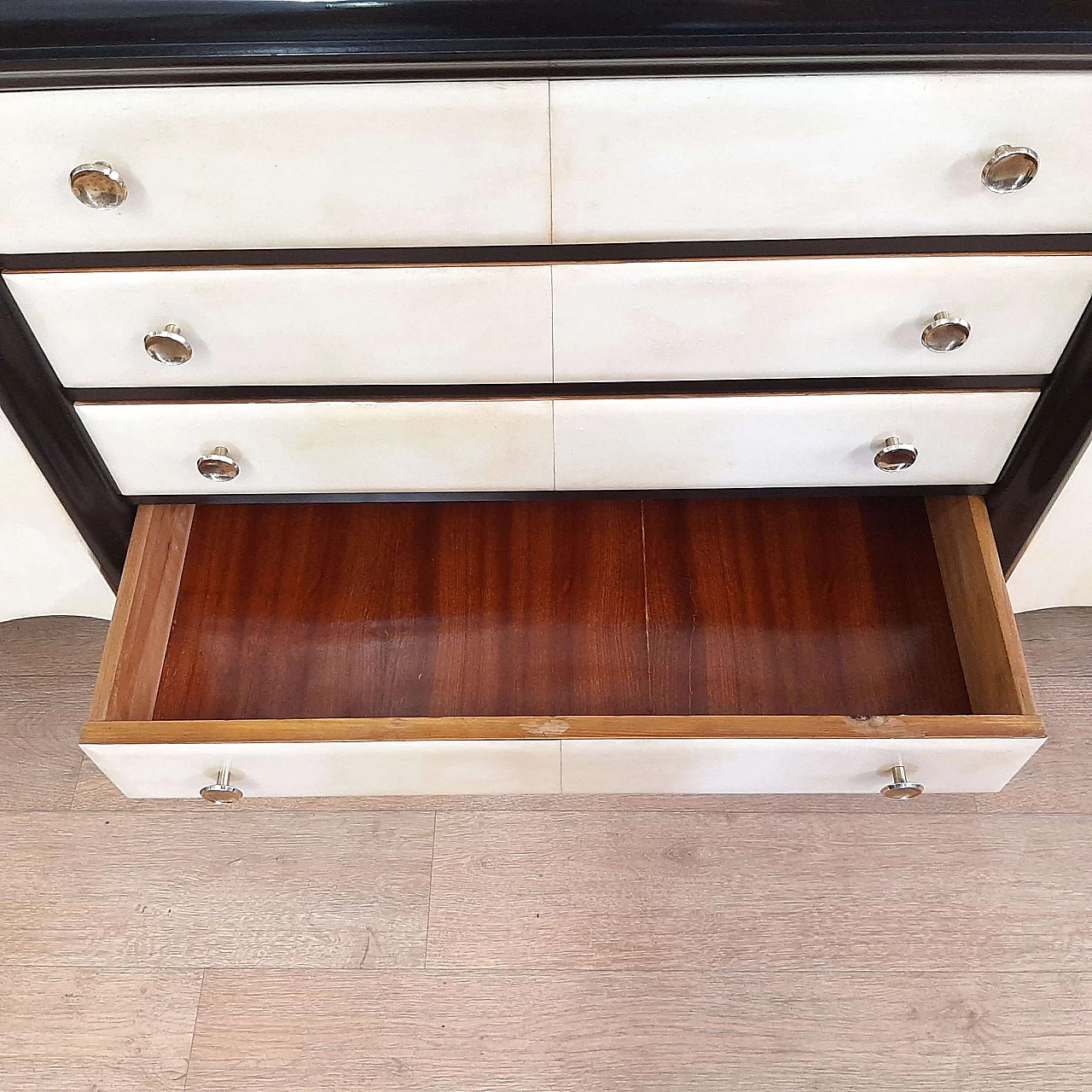 Credenza Art Deco in legno nero e pergamena nello stile di Osvaldo Borsani, anni '40 6