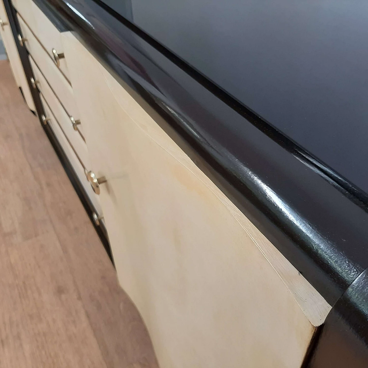 Credenza Art Deco in legno nero e pergamena nello stile di Osvaldo Borsani, anni '40 7