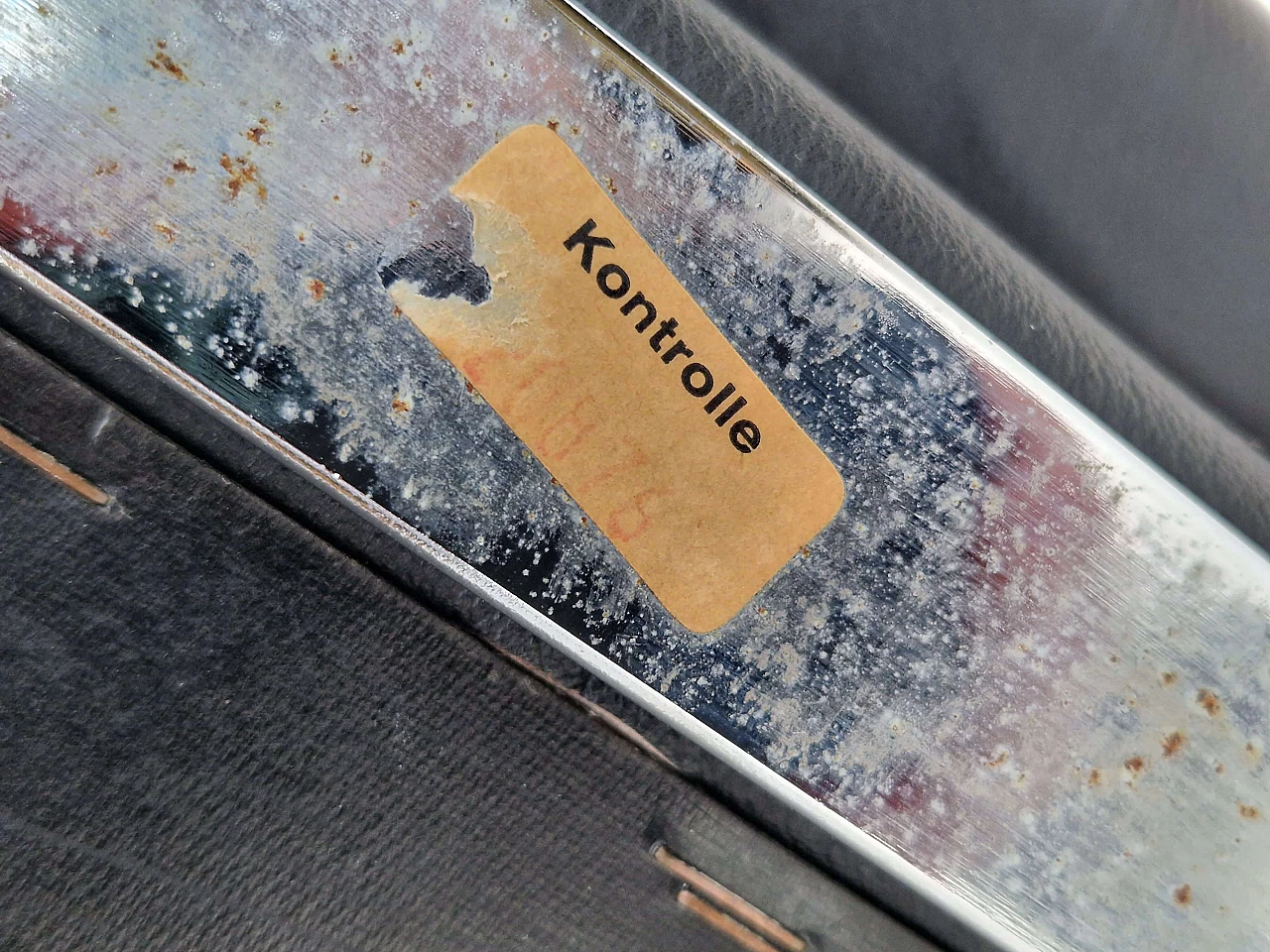 Divano tedesco a due posti in pelle nera e acciaio cromato, anni '70 12