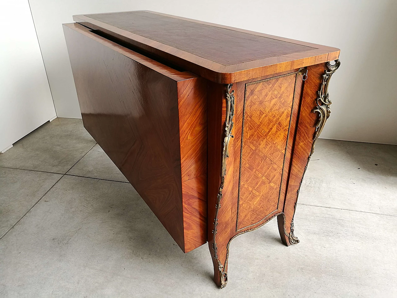 Scrivania stile Luigi XV in legno lastronato, anni '80 3