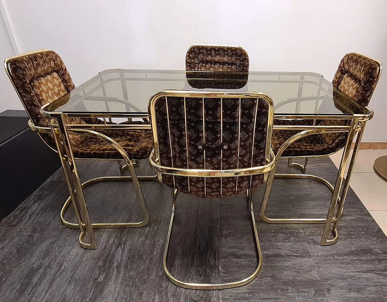4 Sedie e tavolo in metallo dorato di Morex, anni '70 6