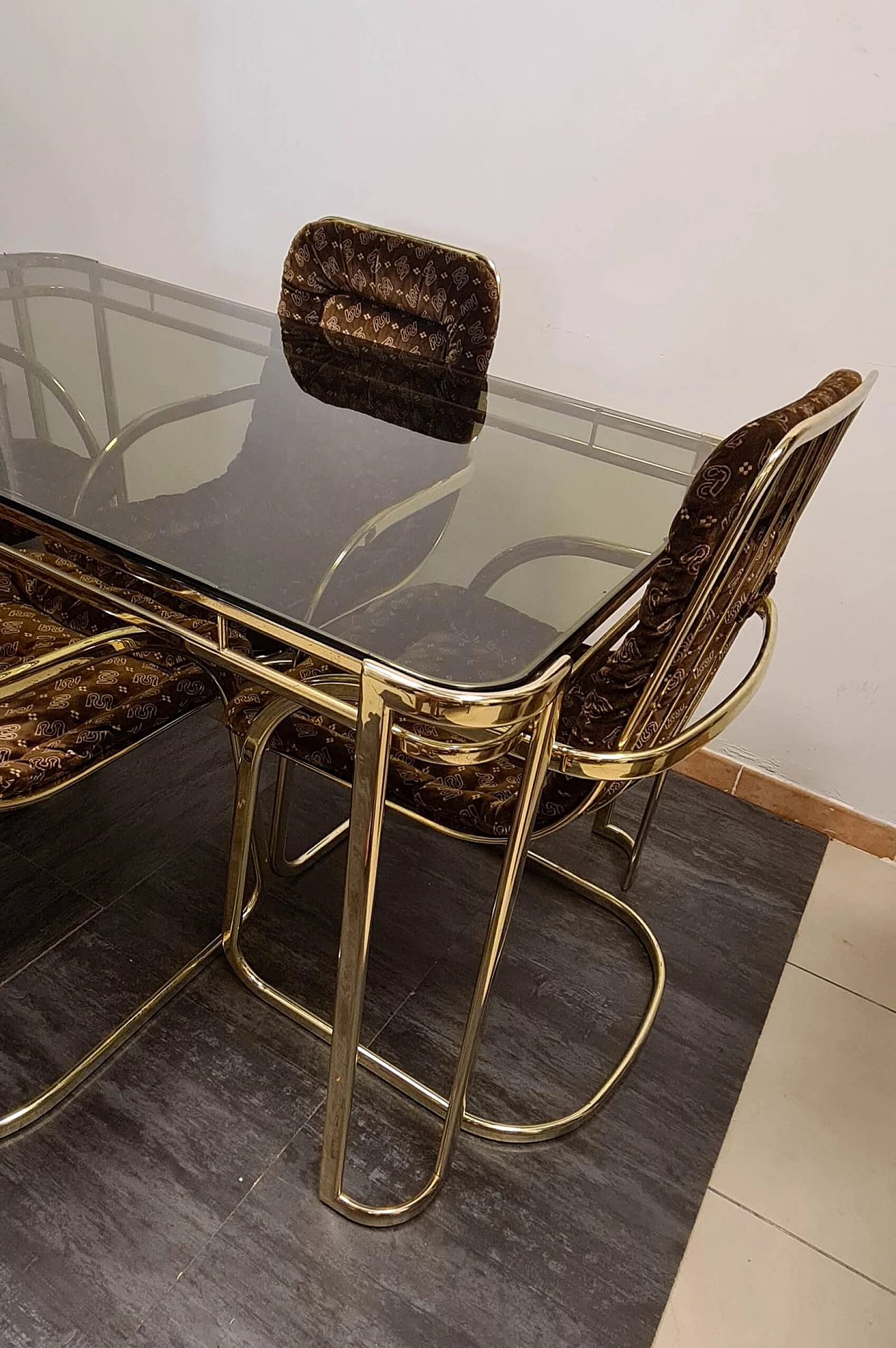 4 Sedie e tavolo in metallo dorato di Morex, anni '70 7