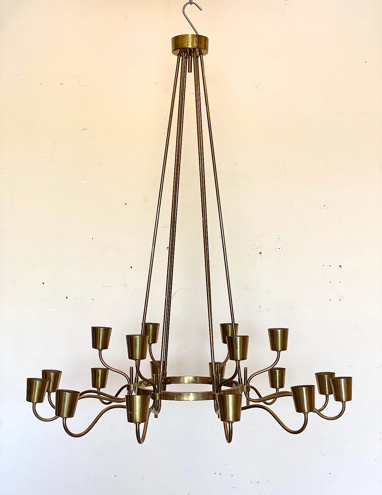 Eighteen-light brass chandelier attributed to Stilnovo, 1950s 1