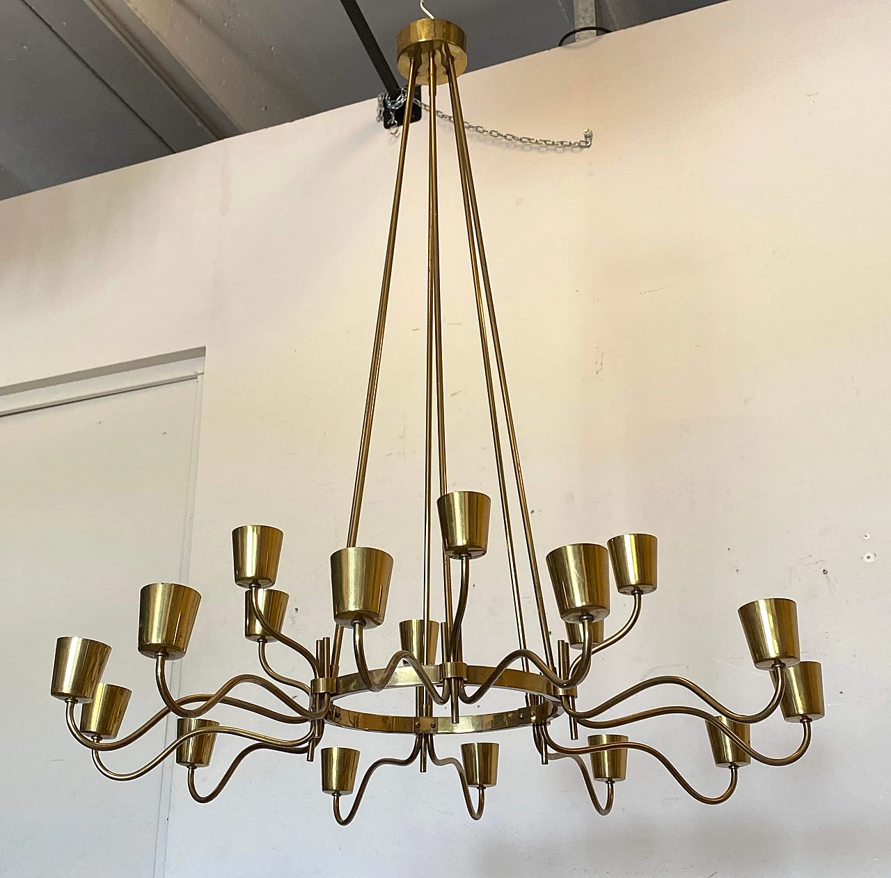 Eighteen-light brass chandelier attributed to Stilnovo, 1950s 8