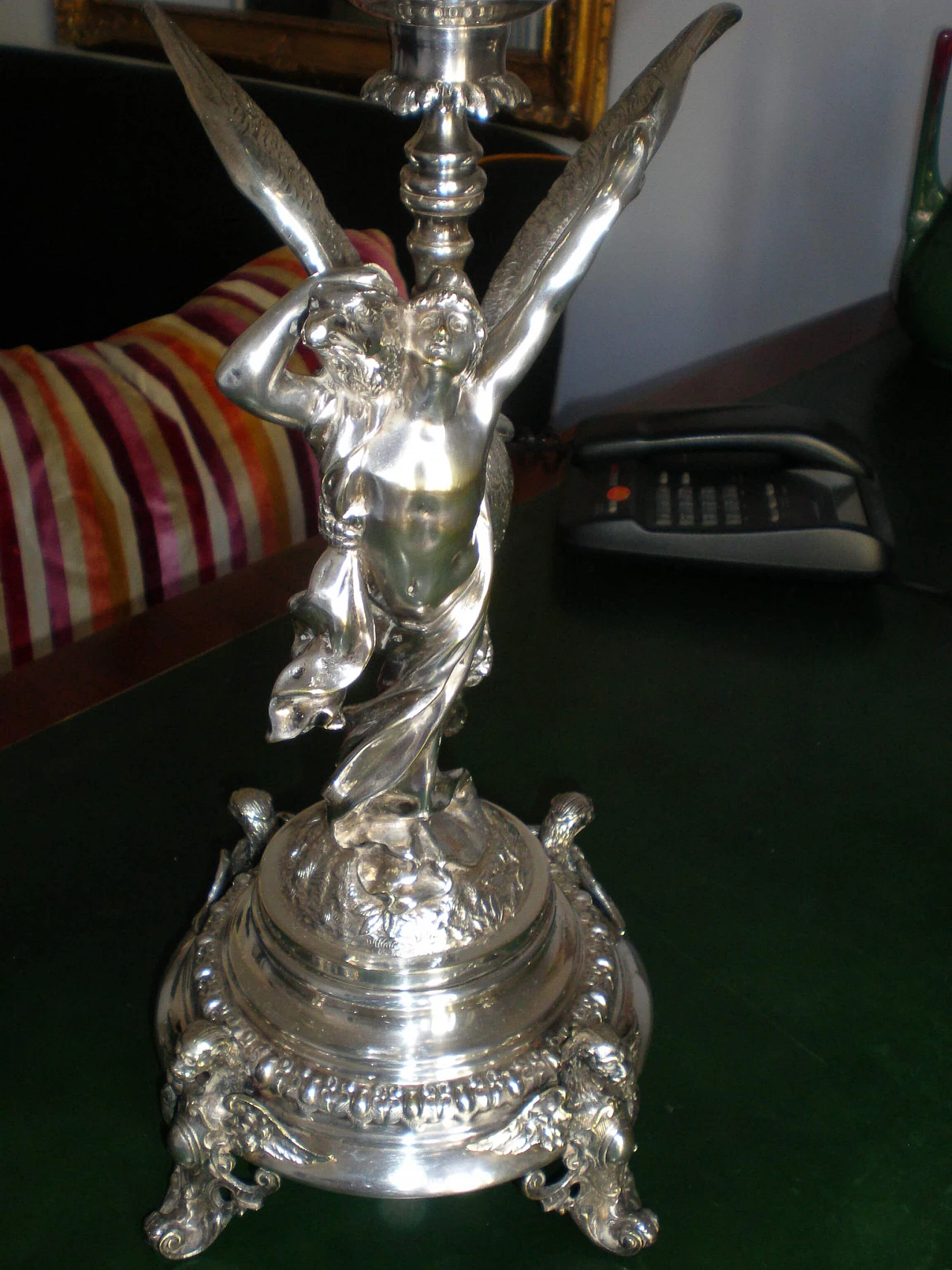 Alzata centrotavola in metallo e vetro con figura alata, inizio '900 1