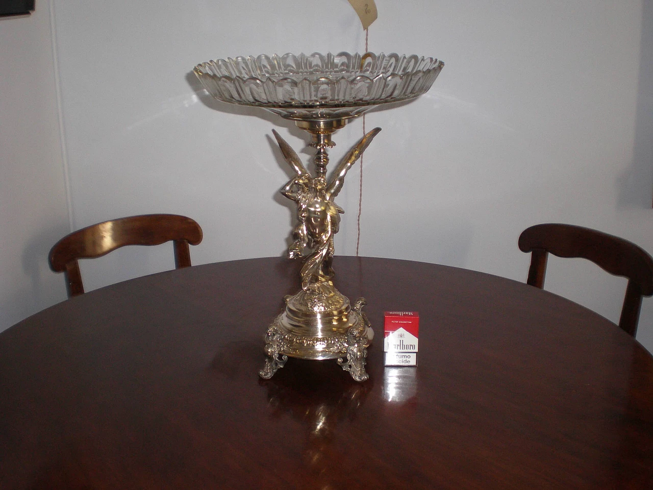 Alzata centrotavola in metallo e vetro con figura alata, inizio '900 3