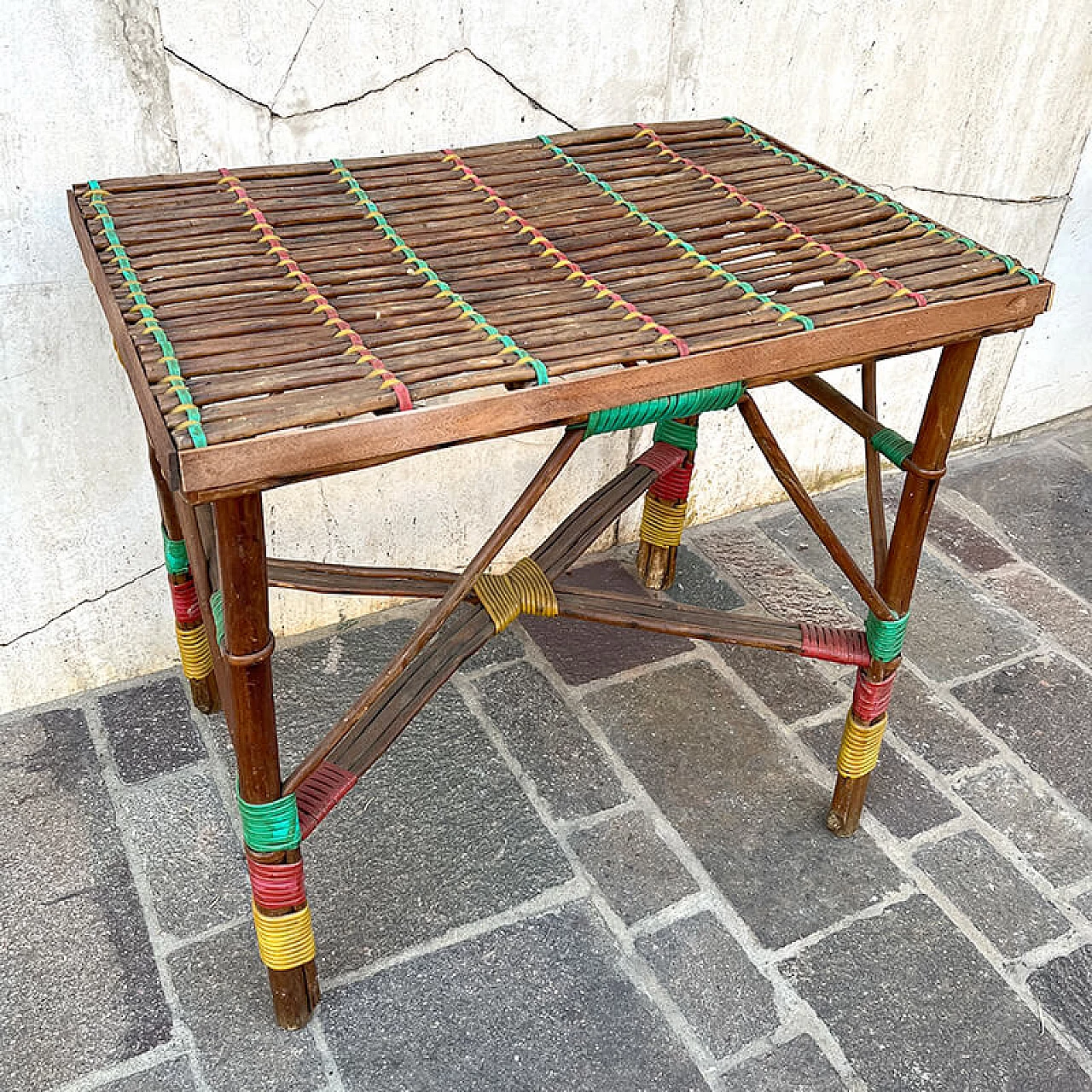 Tavolino in bambù con dettagli multicolore, anni '50 1
