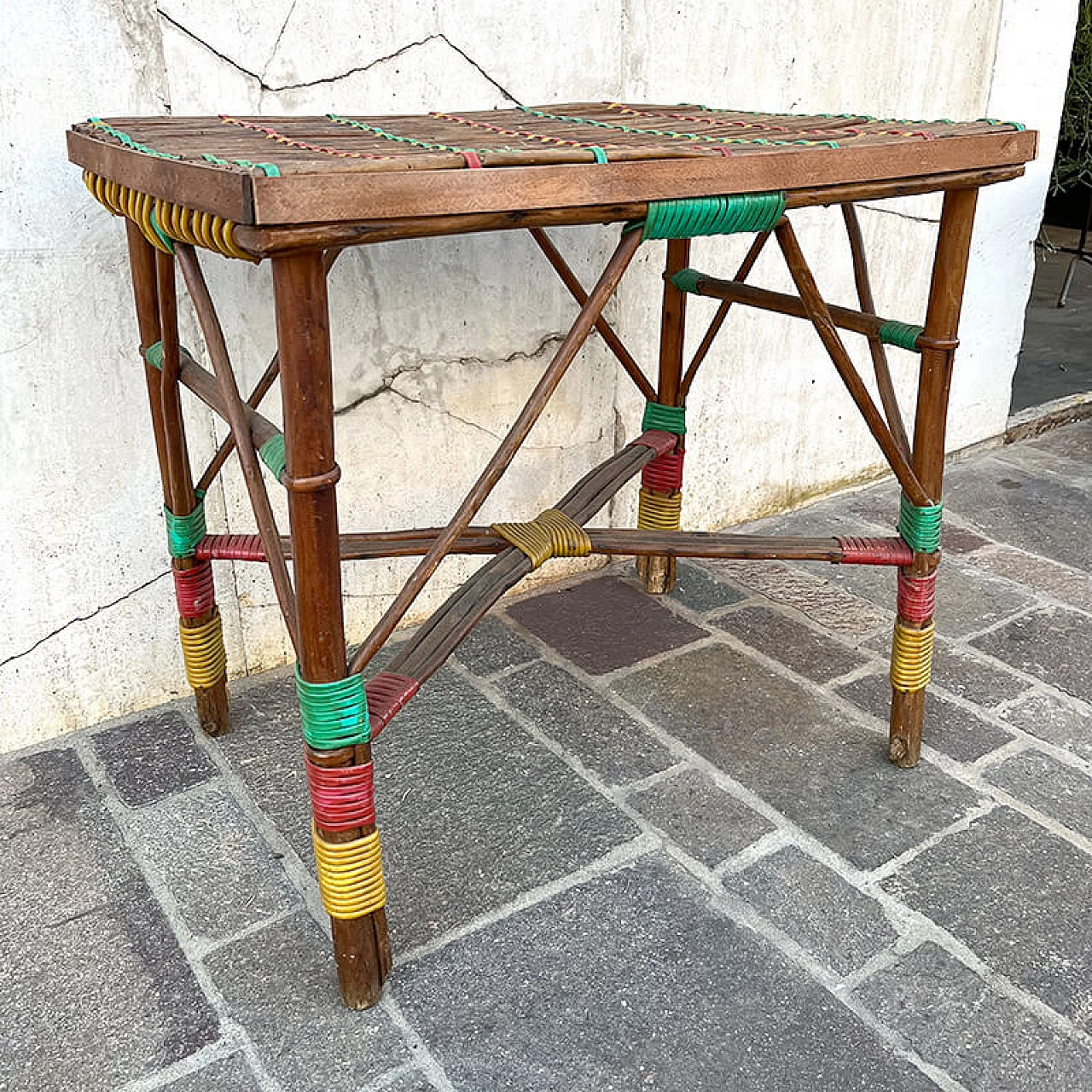 Tavolino in bambù con dettagli multicolore, anni '50 2