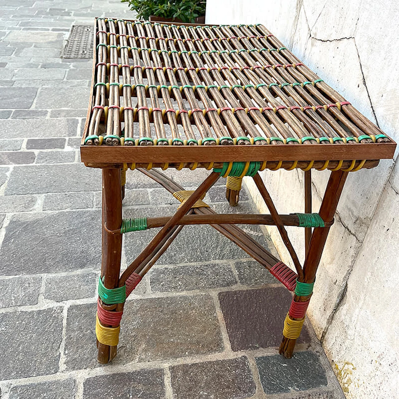 Tavolino in bambù con dettagli multicolore, anni '50 5