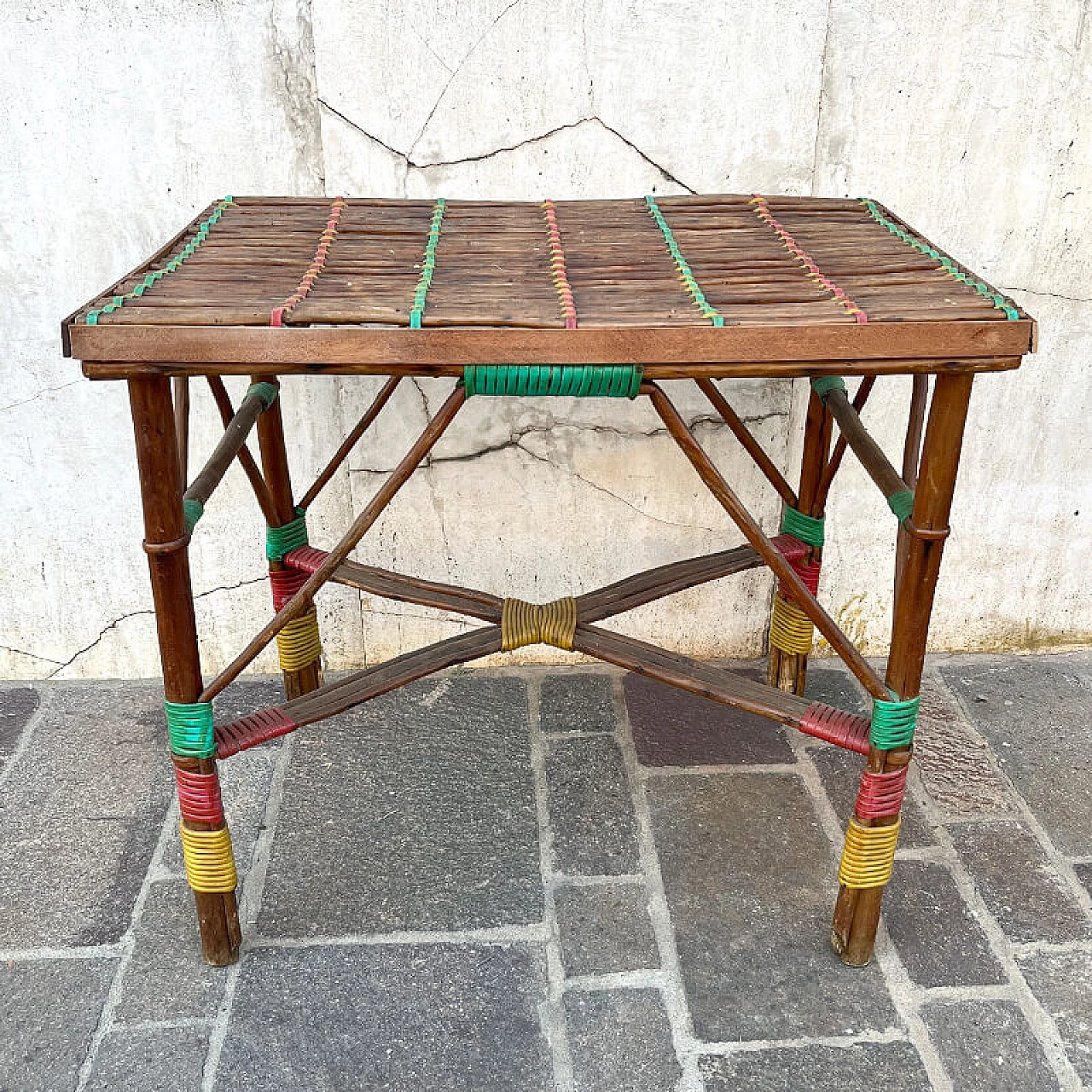 Tavolino in bambù con dettagli multicolore, anni '50 7