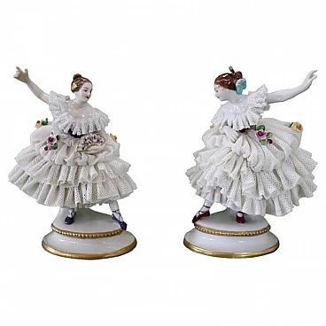 Coppia di statuine in ceramica di Capodimonte raffiguranti due ragazze danzanti, '800