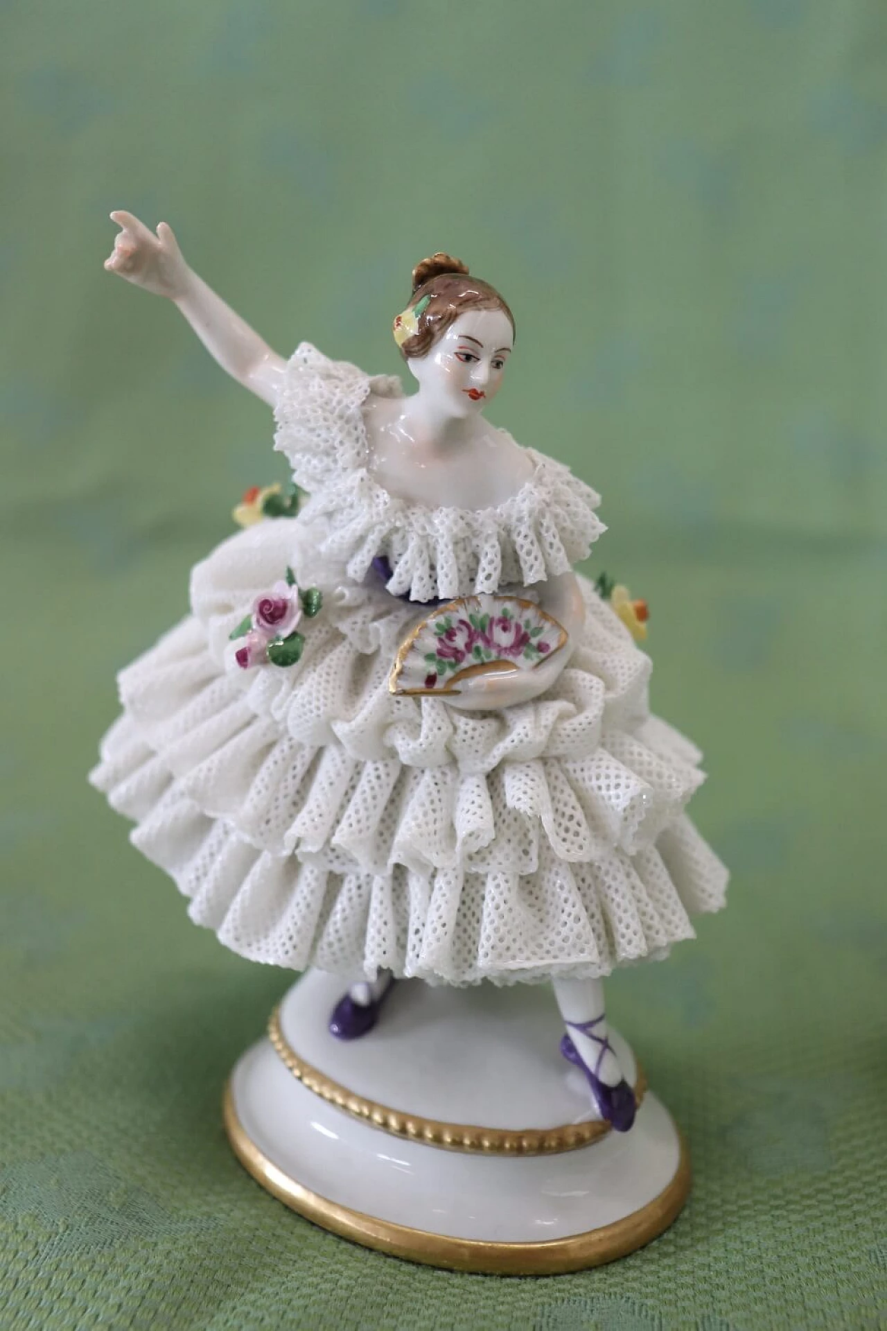Pair of Capodimonte ceramic figurines of girls dancing, 19th century 2