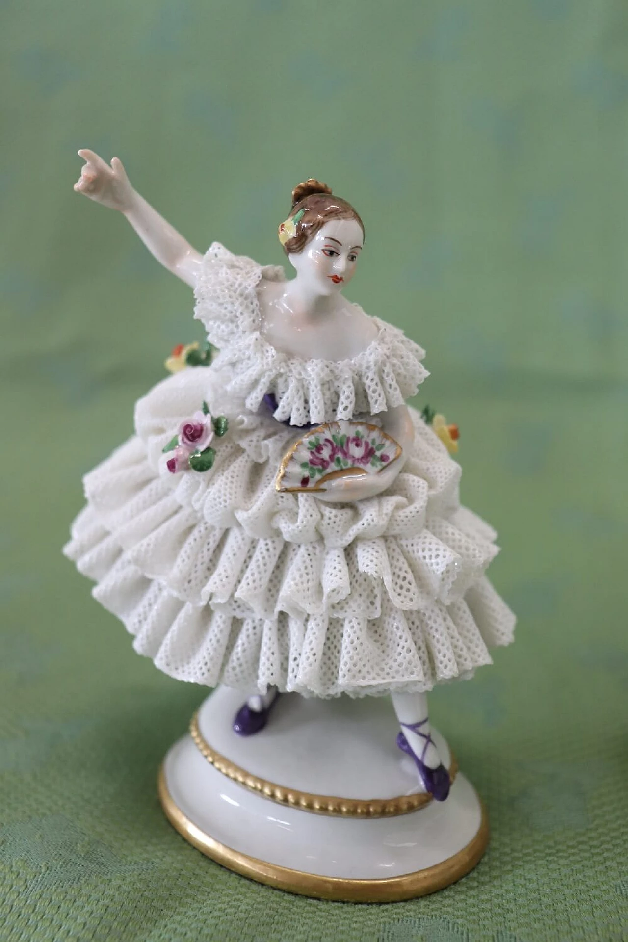 Coppia di statuine in ceramica di Capodimonte raffiguranti due ragazze danzanti, '800 2