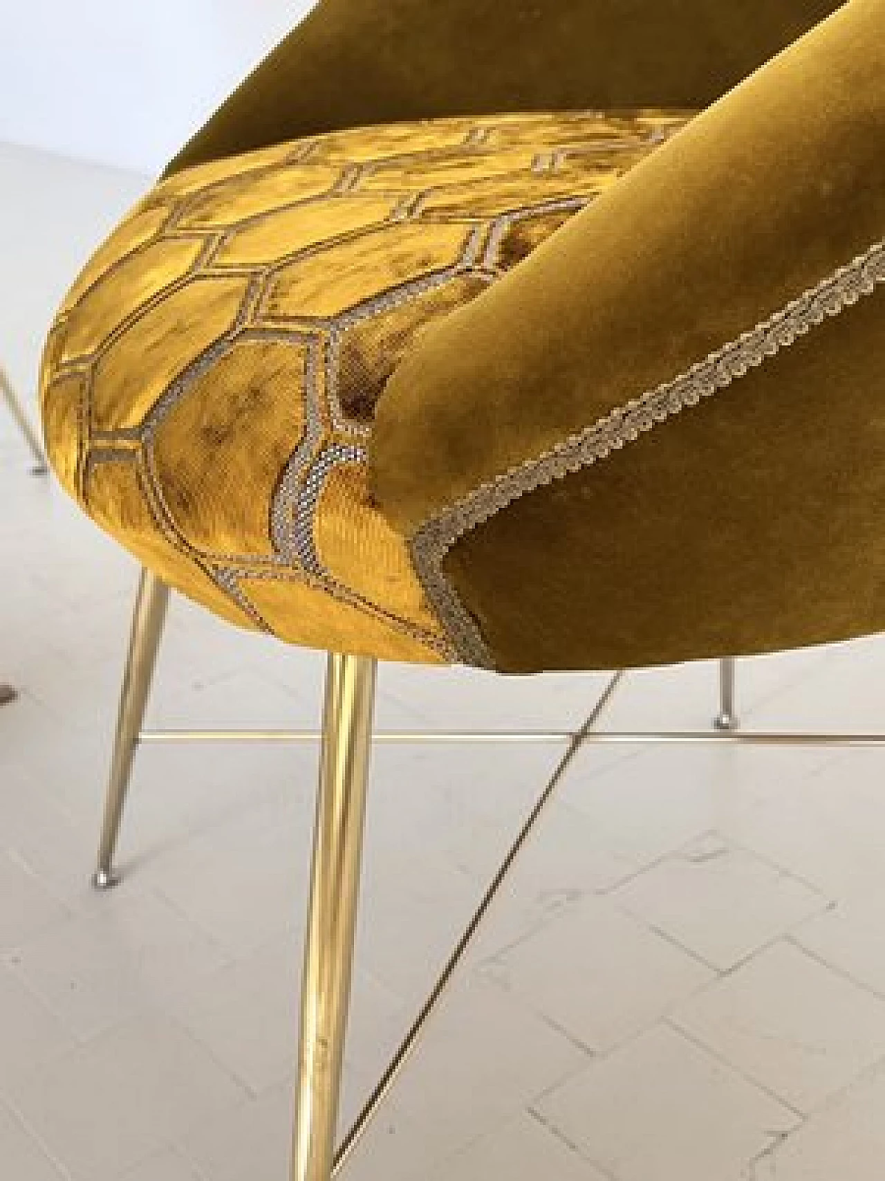 Coppia di poltrone in velluto con gambe in ottone di Silvio Cavatorta, anni '50 4