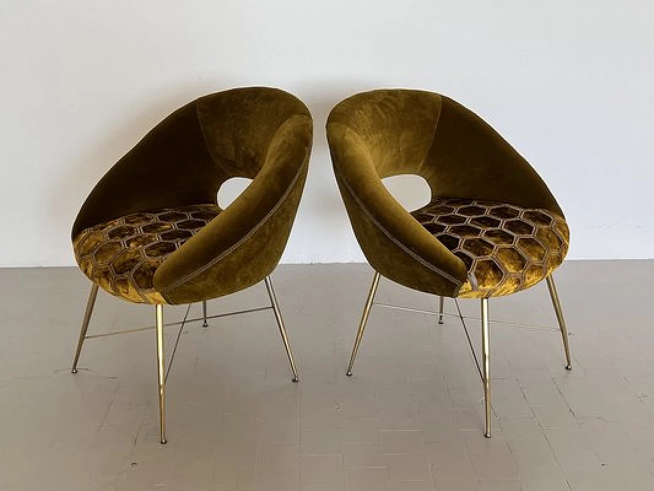 Pair of velvet armchairs with brass legs by Silvio Cavatorta, 1950s 8