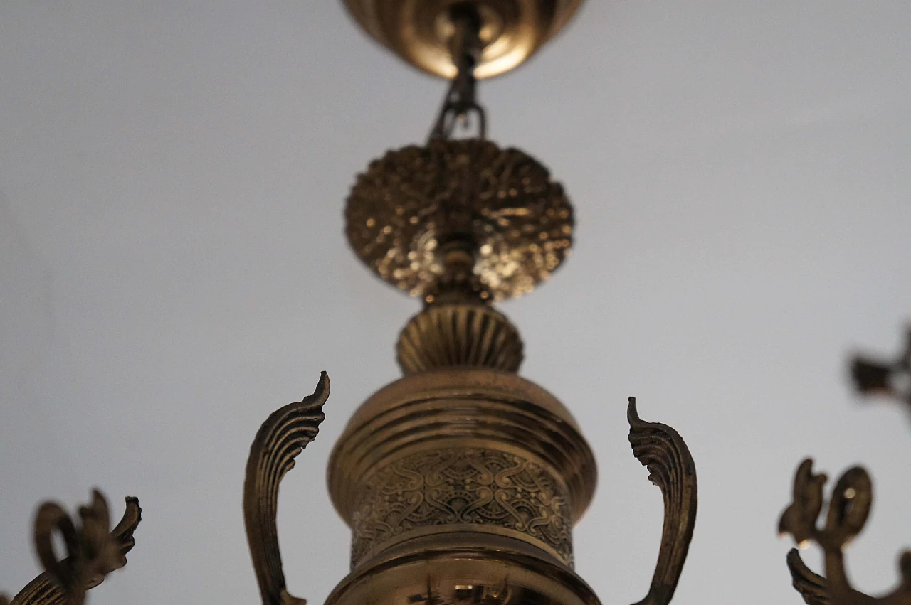 Lampadario a otto luci in ottone decorato 1