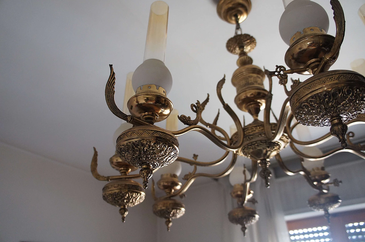 Lampadario a otto luci in ottone decorato 2