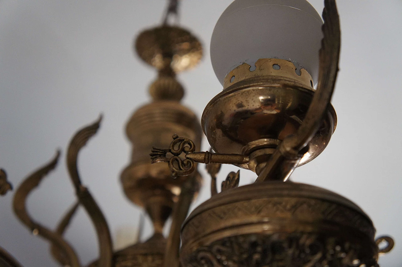 Lampadario a otto luci in ottone decorato 3