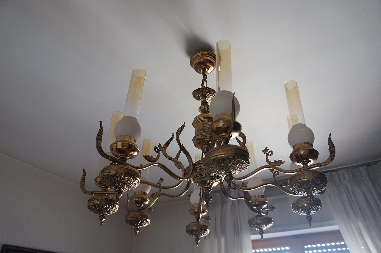 Lampadario a otto luci in ottone decorato 4