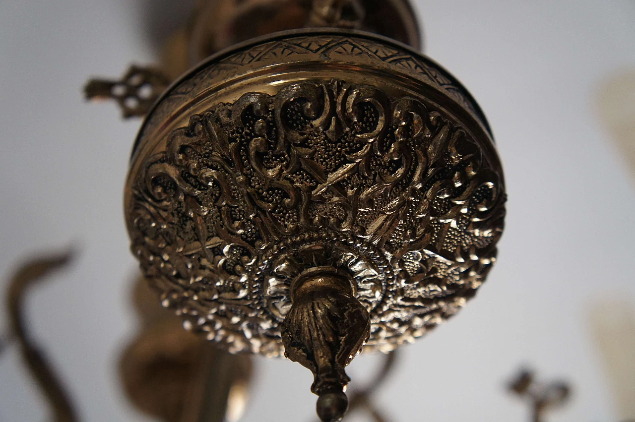 Lampadario a otto luci in ottone decorato 6
