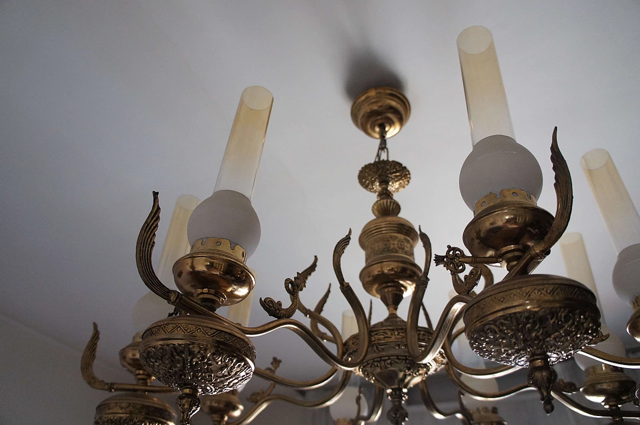 Lampadario a otto luci in ottone decorato 7