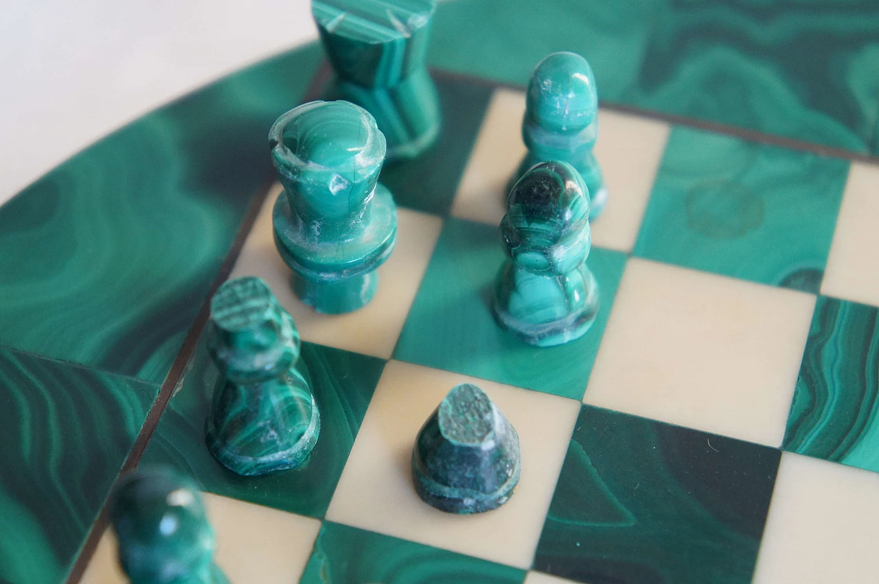Scacchiera rotonda in malachite con pedine 1