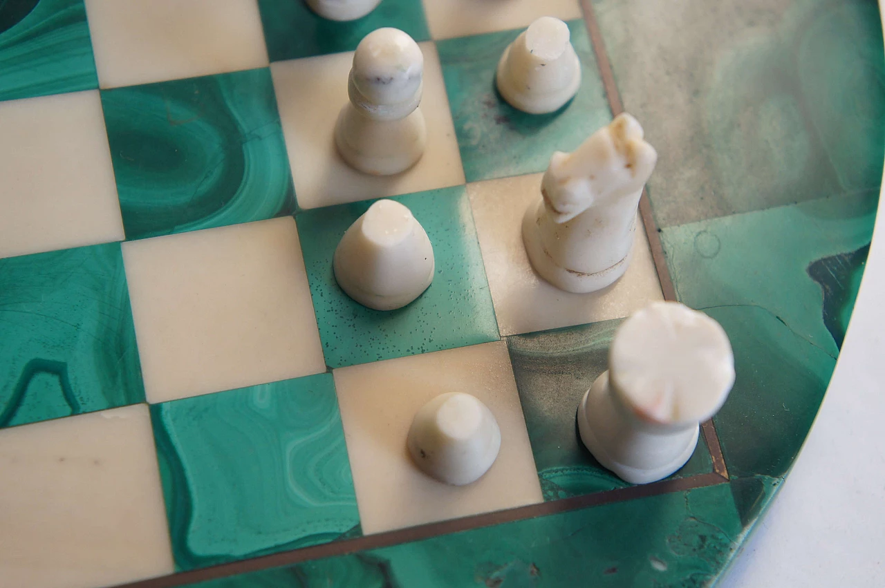 Scacchiera rotonda in malachite con pedine 3