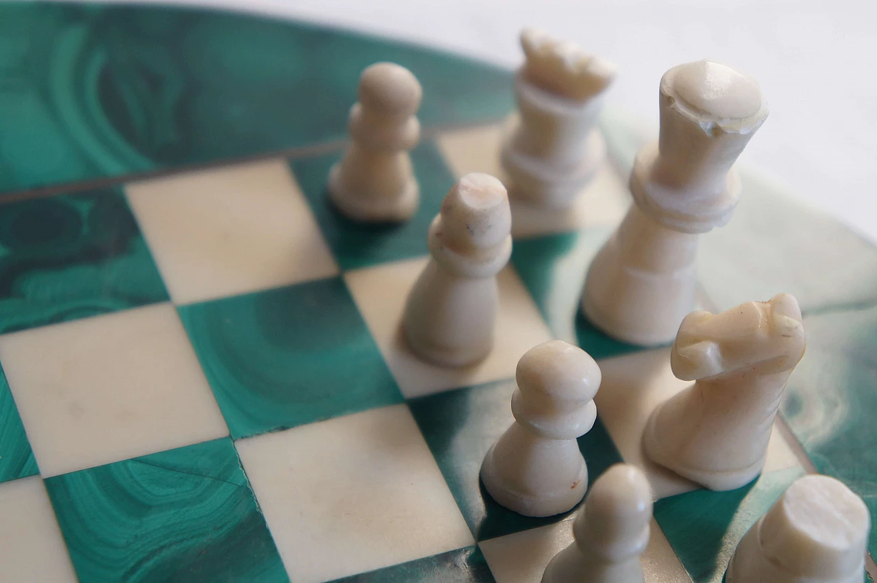 Scacchiera rotonda in malachite con pedine 4