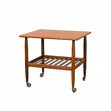 Tavolino danese in teak con doppio ripiano e ruote, anni '60
