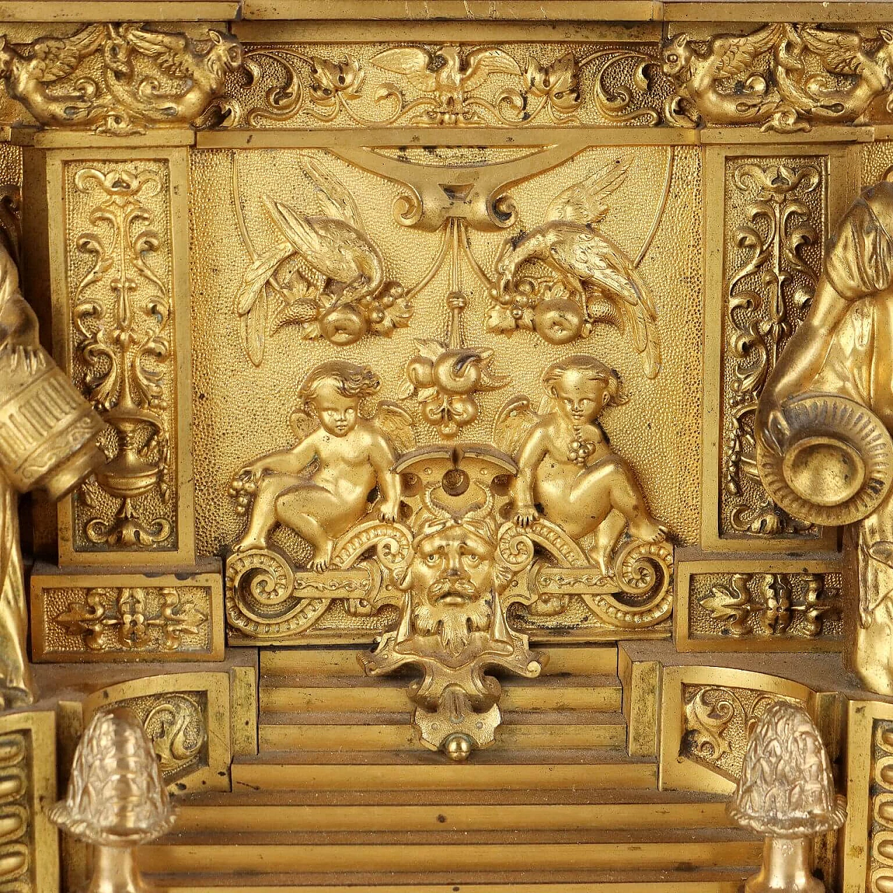 Orologio da tavolo in bronzo dorato e cesellato, metà '800 8