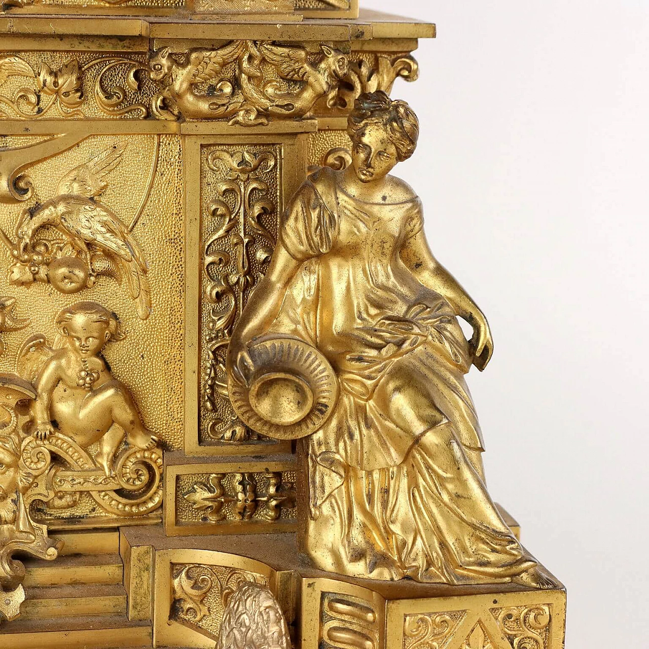 Orologio da tavolo in bronzo dorato e cesellato, metà '800 9