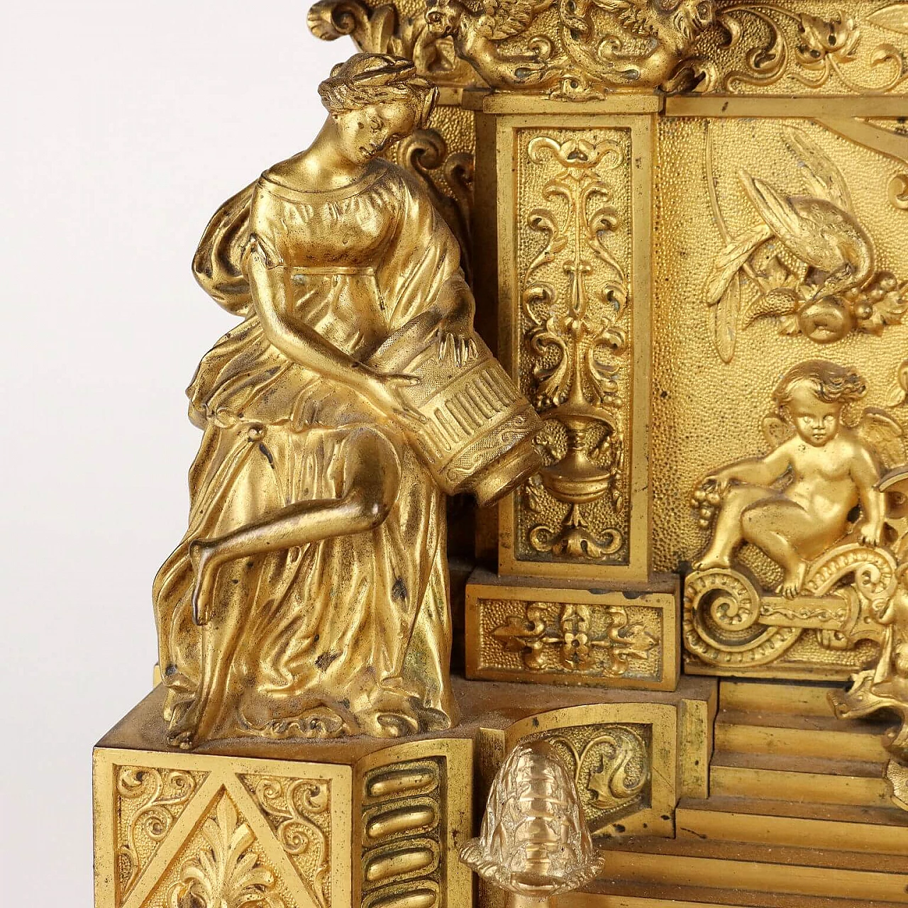 Orologio da tavolo in bronzo dorato e cesellato, metà '800 10