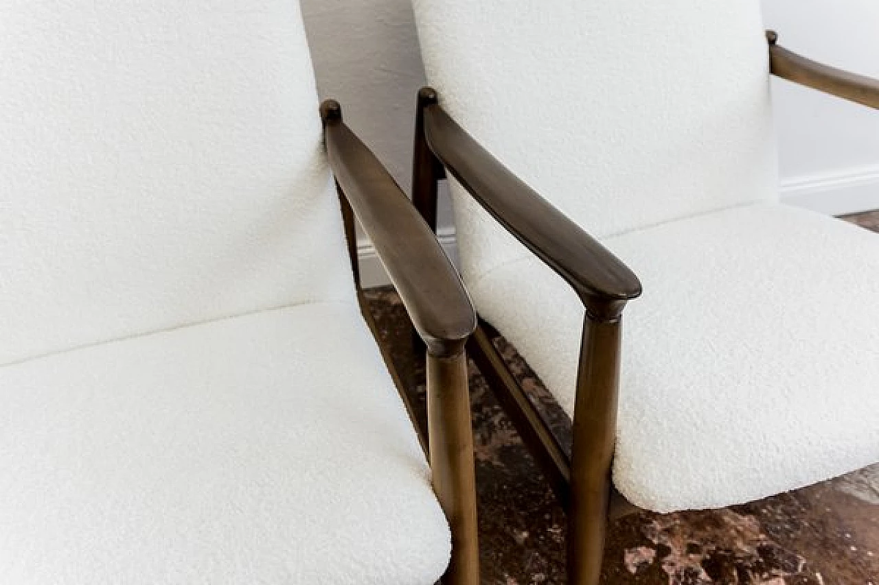 Coppia di poltrone GFM 64 con schienale alto in bouclè bianco attribuite a Edmund Homa, anni '60 18