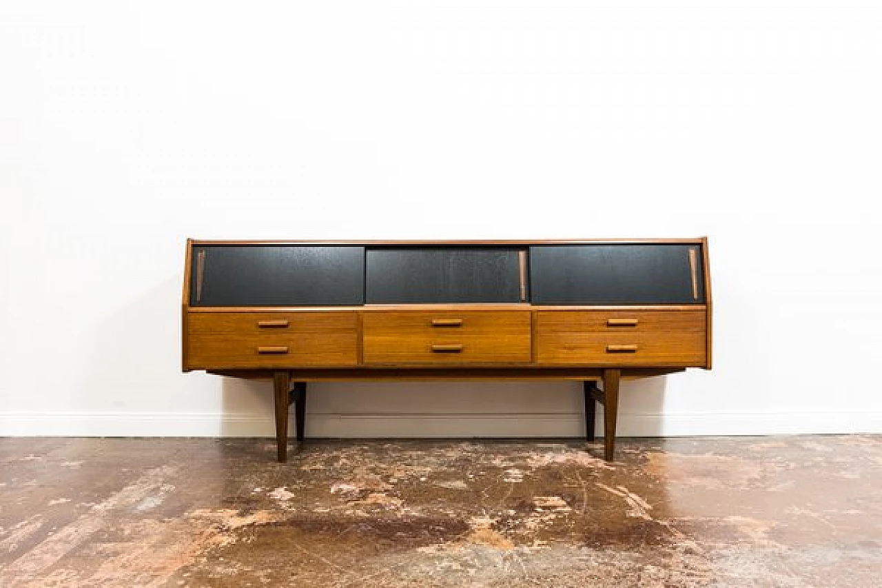 Credenza danese in teak con cassetti e ante scorrevoli nere, anni '60 1