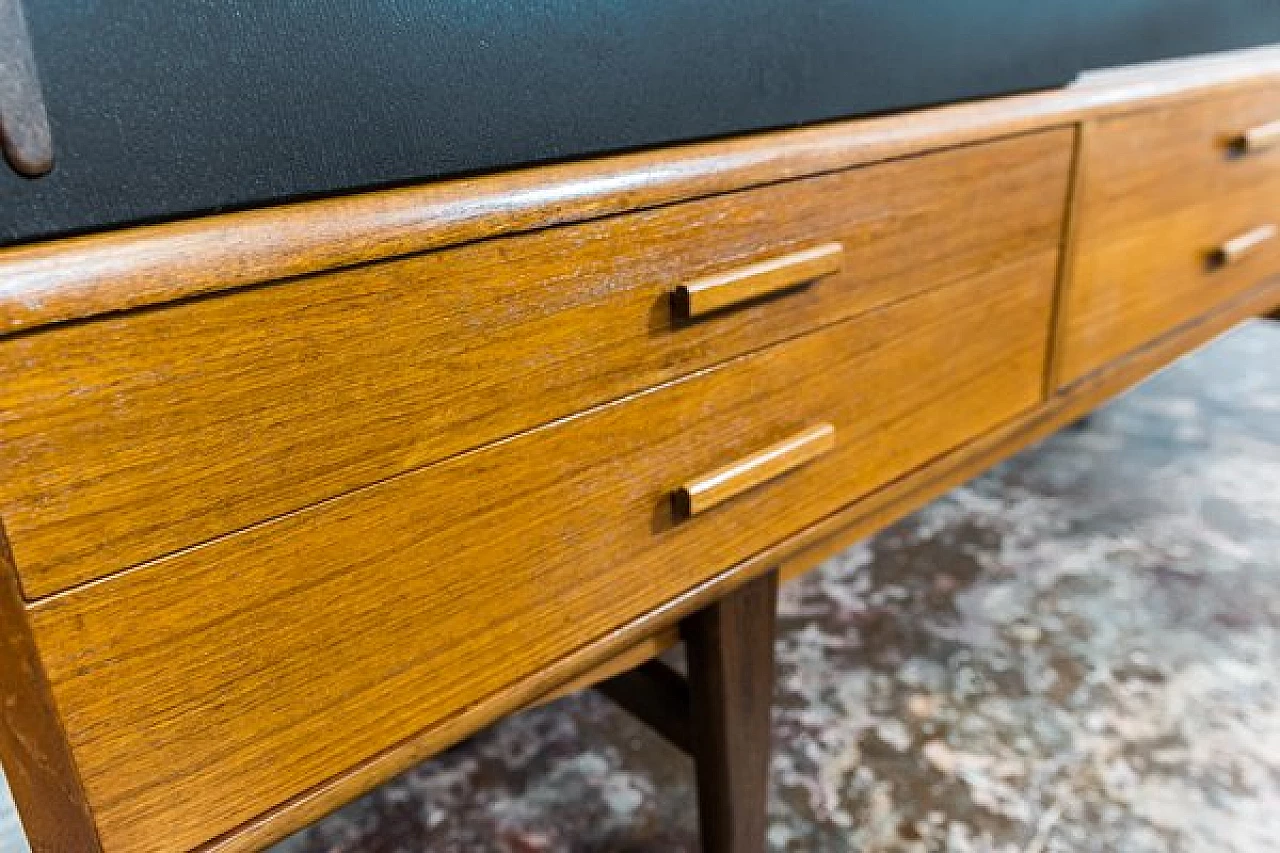 Credenza danese in teak con cassetti e ante scorrevoli nere, anni '60 2