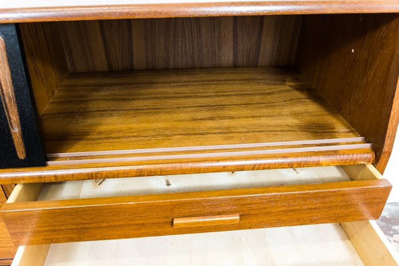 Credenza danese in teak con cassetti e ante scorrevoli nere, anni '60 3