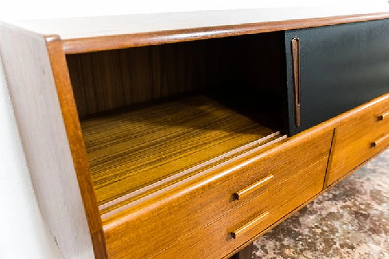 Credenza danese in teak con cassetti e ante scorrevoli nere, anni '60 6