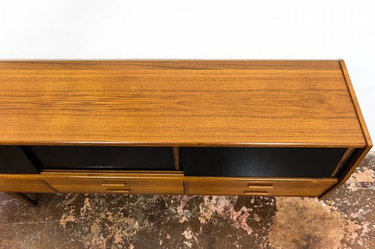 Credenza danese in teak con cassetti e ante scorrevoli nere, anni '60 10
